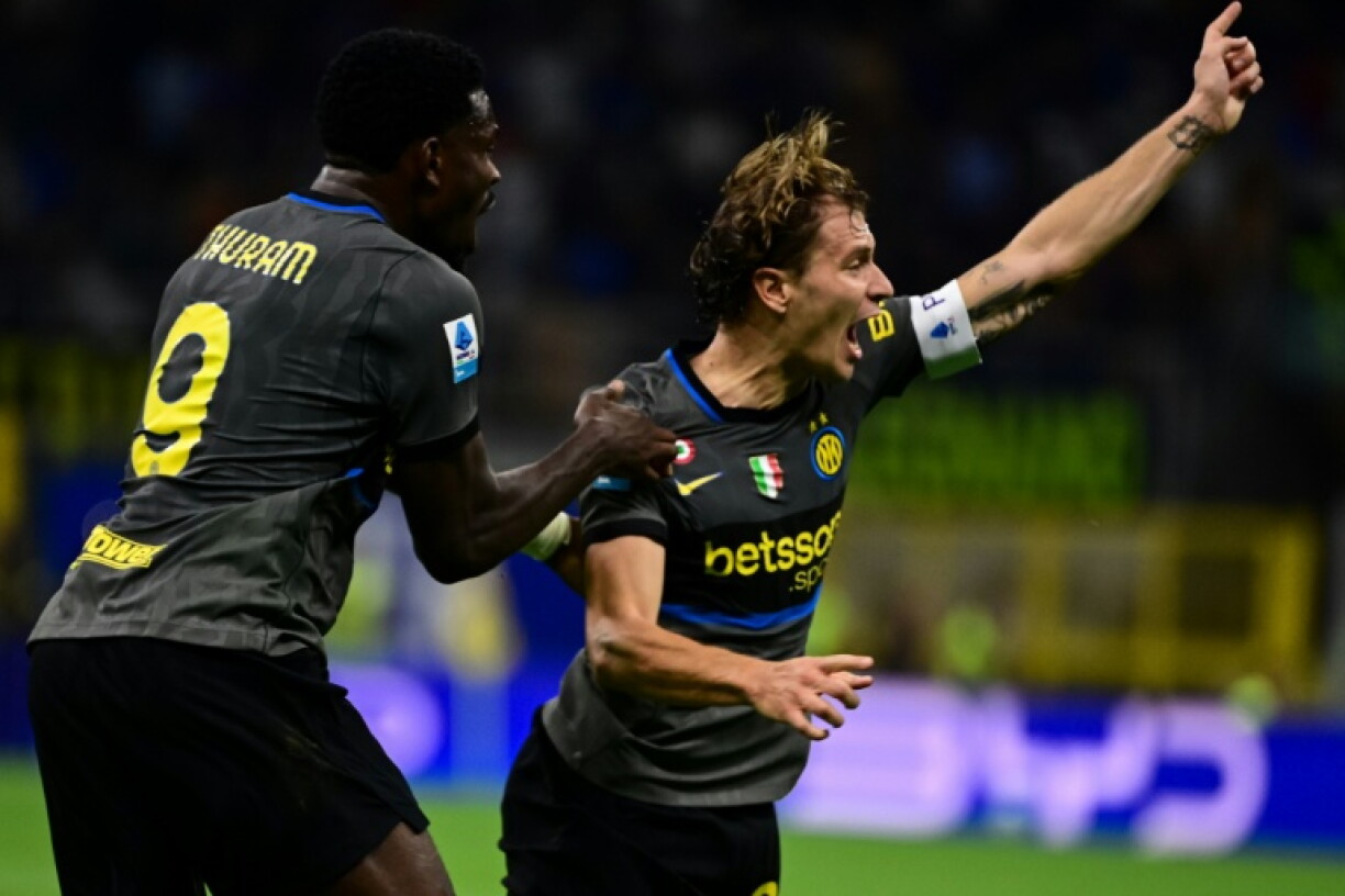 Le capitaine de l'nter Nicolo Barella celebrates (à dr) célèbre avec Marcus Thuram son but égalisateurs à 2-2 dans le match de Serie A lundi contre l'Udinese.