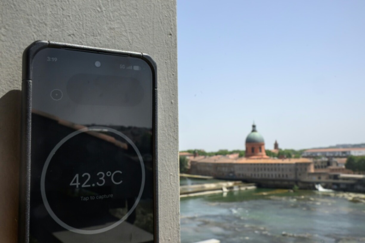 Le thermomètre d'un smartphone affiche une température de 42,3°C à Toulouse, lors d'une vague de chaleur, le 22 juin 2026 en Haute-Garonne