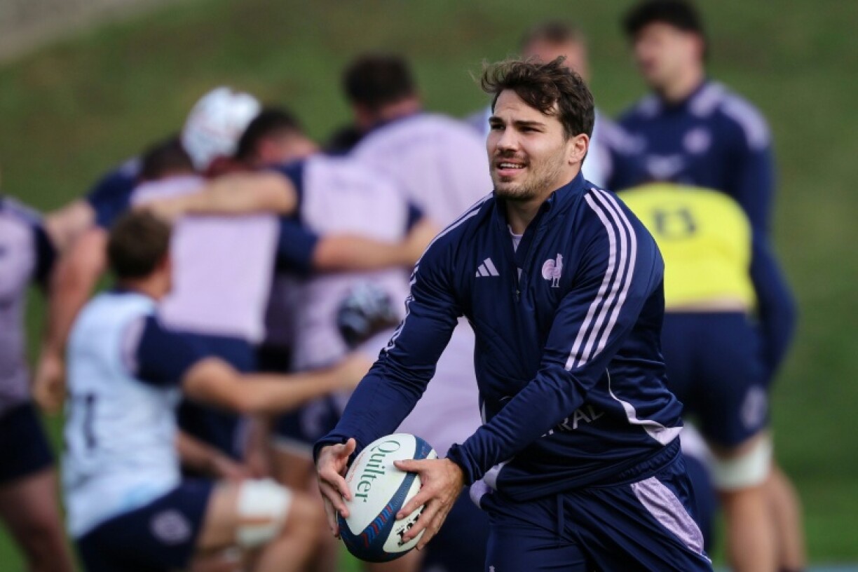 Antoine Dupont prend part à un entraînement du XV de France, le 5 novembre 2025 à Marcoussis (Essonne)