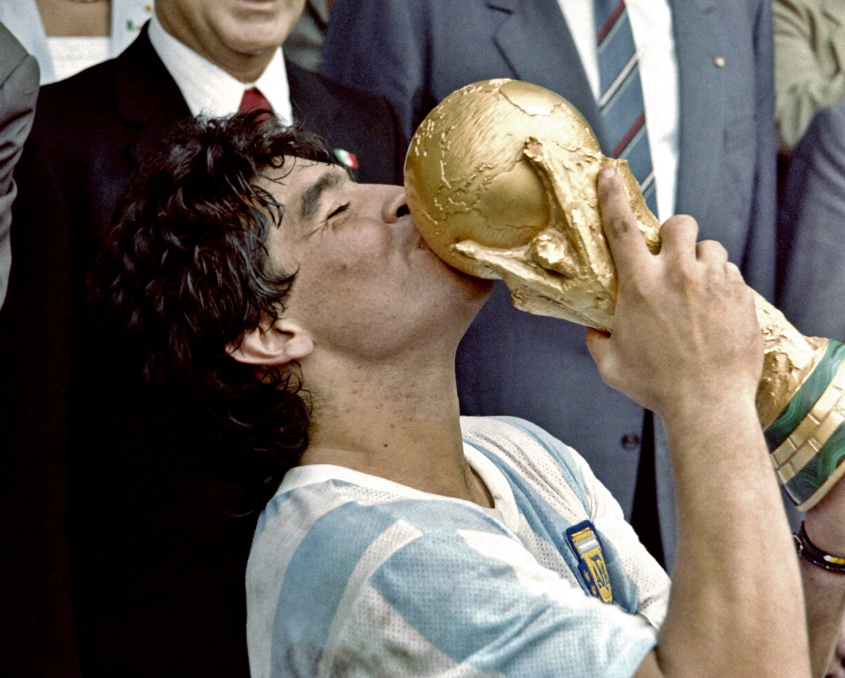 Den Diego Maradona huet grad de WM-Pokal iwwerreecht kritt