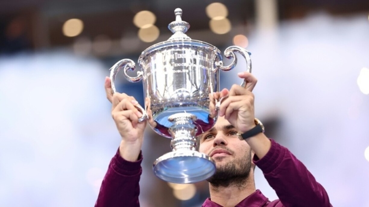 Carlos Alcaraz tenant son trophée après sa victoire à l'US Open, à New York, le 7 septembre 2025