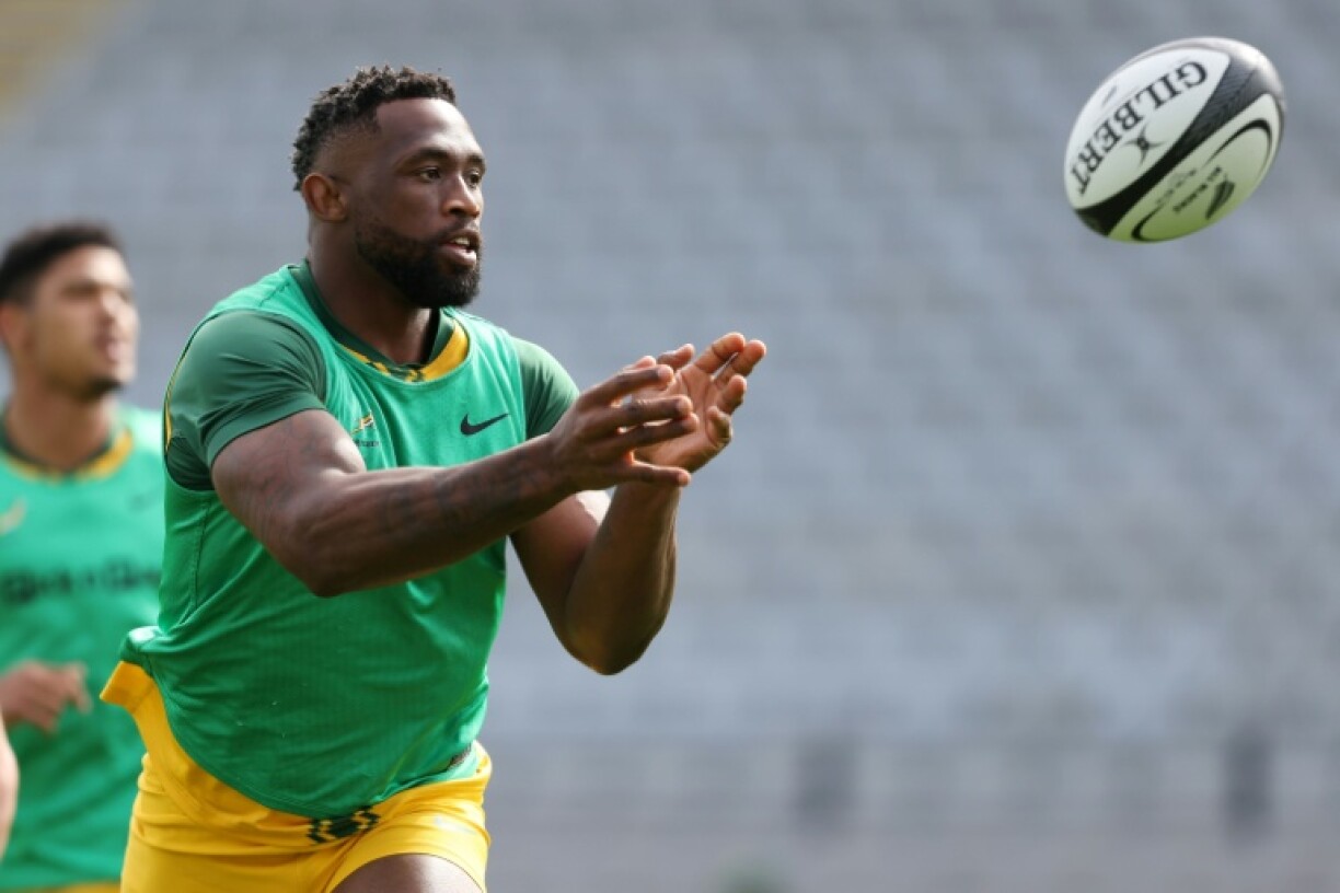 Siya Kolisi of South Africa passes the ball during the captains run