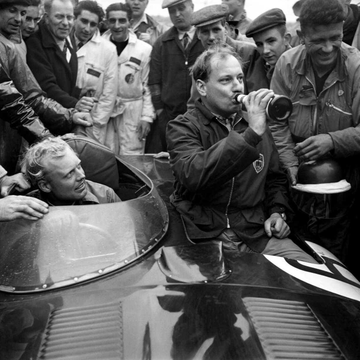 Le pilote britannique Mike Hawthorn (à gauche) et son coéquipier Ivor Bueb après leur victoire finale le 12 juin 1955 aux 24 Heures du Mans