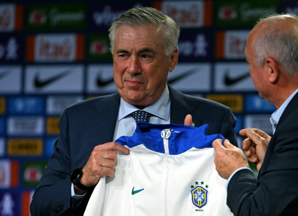 L'entraîneur Carlo Ancelotti avec le manager des équipes du Brésil Luiz Felipe Scolari, lors de sa présentation à Rio de Janeiro, le 26 mai 2025