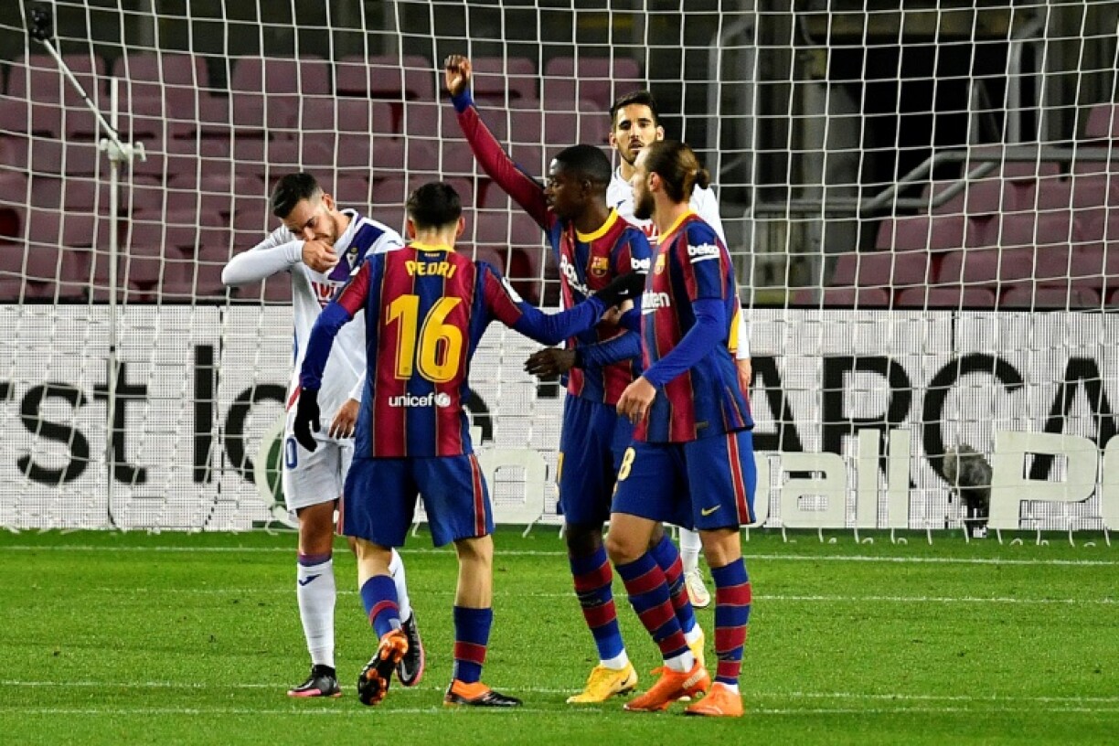 L'ailier français de Barcelone, Ousmane Dembélé (c), fête son but lors du match de Liga à domicile face à Eibar, le 29 décembre 2020