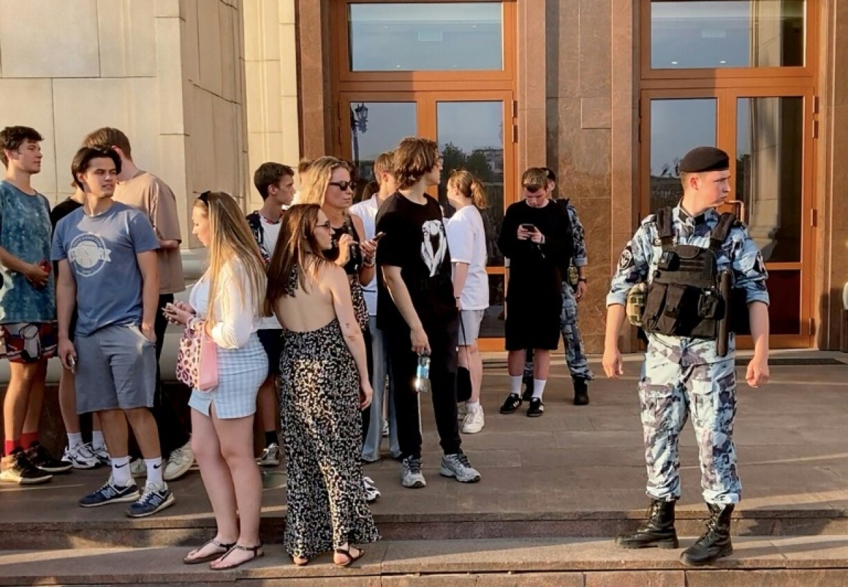 Des fans attendent le rappeur américain Kanye West devant l'hôtel Four Seasons à Moscou, le 30 juin 2024