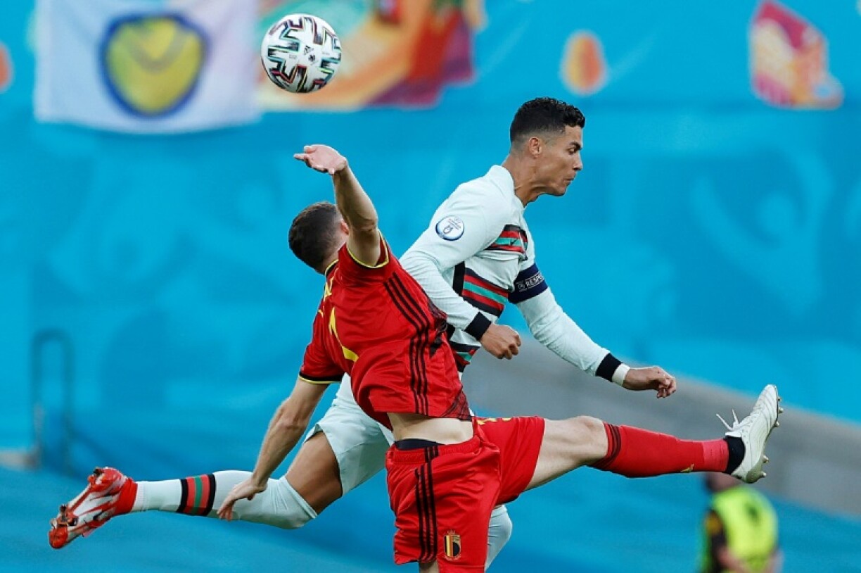 L'attaquant portugais Cristiano Ronaldo (d) aux prises avec le défenseur belge Thomas Vermaelen lors du 8e de finale de l'Euro, à Séville, le 27 juin 2021
