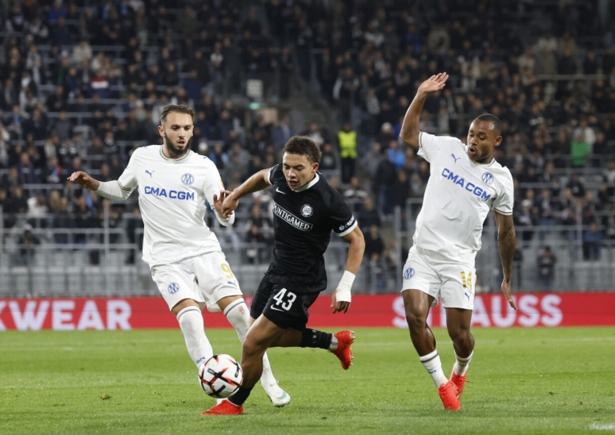 Les Marseillais Amine Gouiri et Igor Paixao autour de Jacob Peter Hodl lors de la défaite de l'OM contre le Sturm Graz en Ligue Europa à Graz (Autriche) le 22 octobre 2026