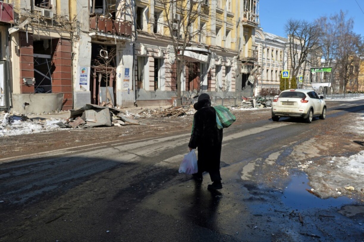 Une femme traverse une rue de Kharkiv, dans l'est de l'Ukraine, le 12 mars 2022