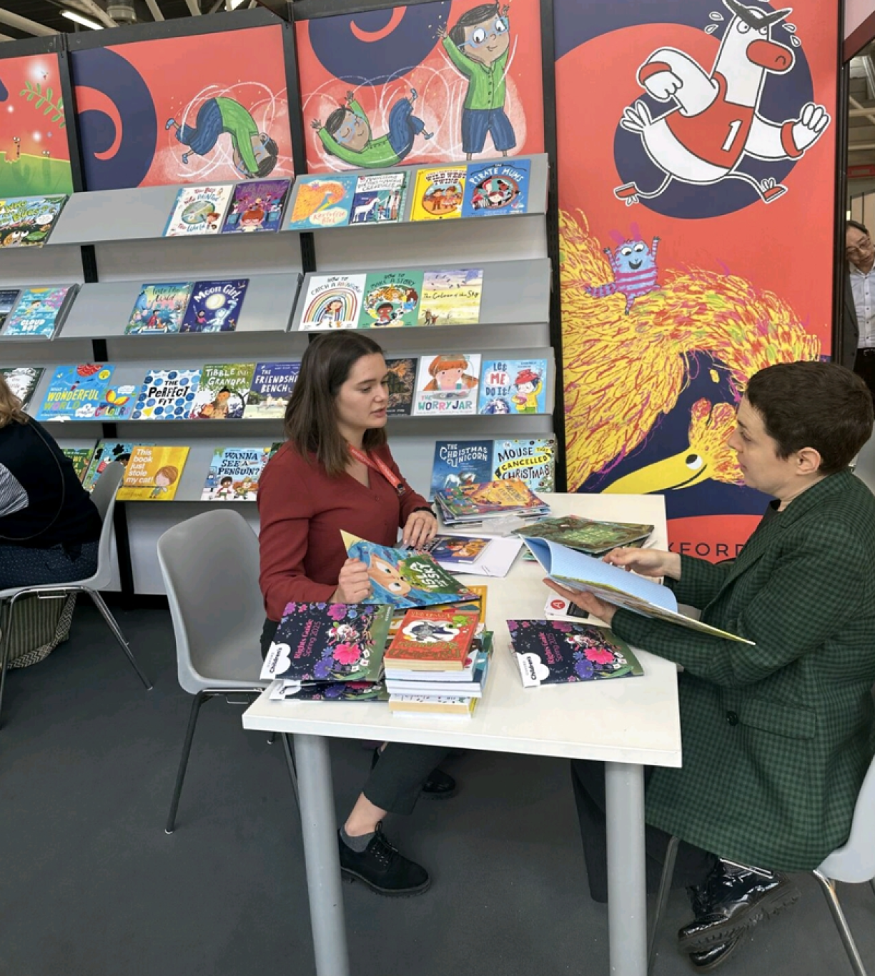 Am Gespréich mat enger Cliente: D'Isabelle Zigrand 2025 op der Kannerbuchfoire zu Bologna.