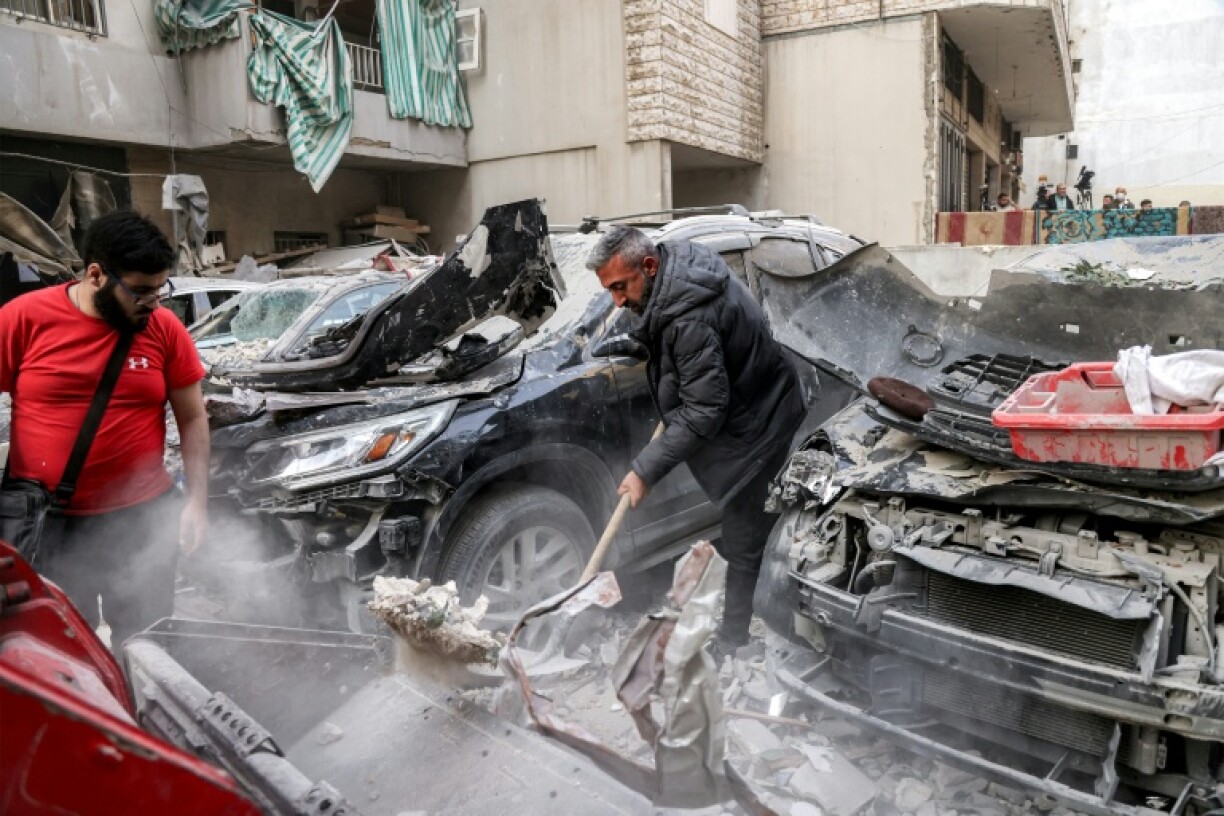 Un homme déblaie des débris après une frappe israélienne sur la banlieue sud de Beyrouth, le 1er avril 2025