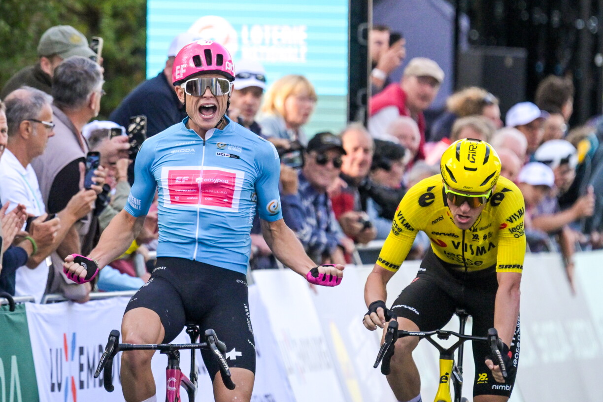 Marijn van den Berg exulte après avoir résisté au terme d’un sprint interminable. Il s’empare du maillot jaune en passant.