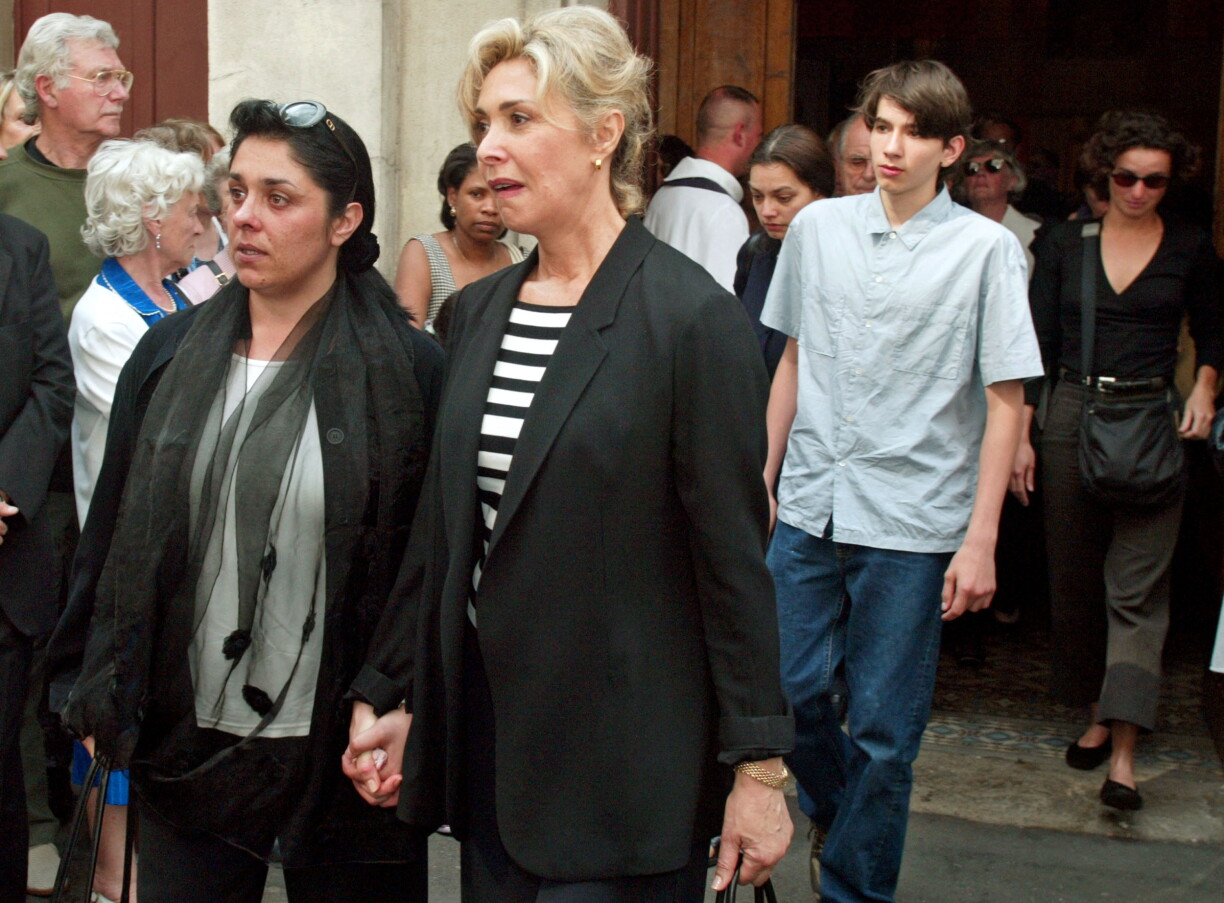 Sophie Garrel sort de l'église du Rosaire, le 30 mai 2003 aux Lilas, pour assister aux obsèques du comédien et humoriste Jean Yanne décédé des suites d'un malaise cardiaque, le 23 mai à l'âge de 69 ans.