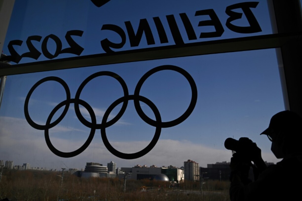 Les anneaux olympiques devant le centre des médias des JO-2022 à Pékin le 31 janvier
