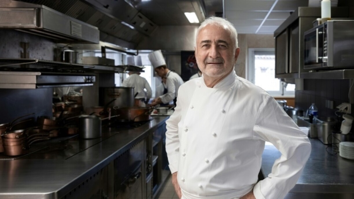 Le chef Guy Savoy dans son restaurant dans le 6e arrondissement de Paris, le 29 novembre 2022