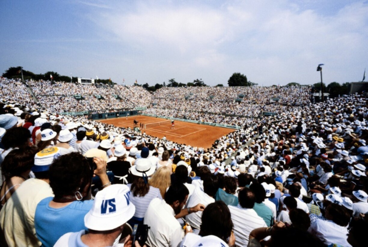 Les tribunes du Central de Roland-Garros lors de la finale de l'édition 1983 entre Yannick Noah et Mats Wilander le 5 juin 1983
