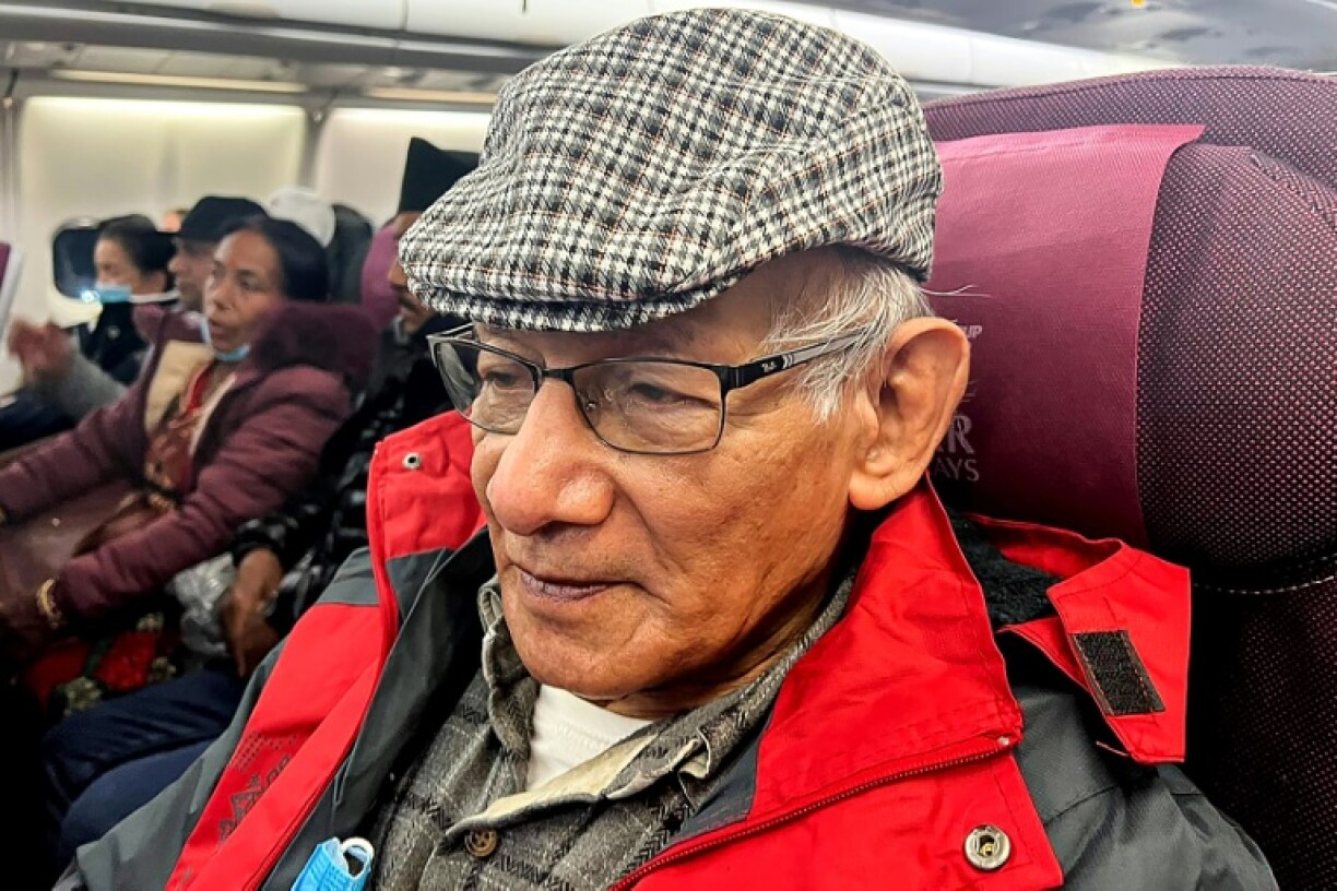 Le tueur en série français Charles Sobhraj à bord d'un avion à destination de la France, le 23 décembre 2022 à l'aéroport de Katmandou, au Népal