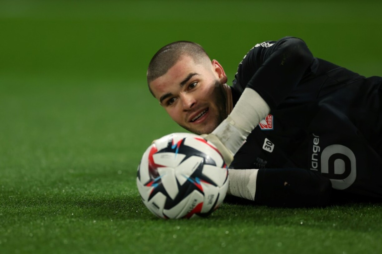 Le gardien Lucas Chevalier à l'échauffent sous le maillot lillois avant d'affronter le PSG au Parc des Princes, le 1er mars 2025