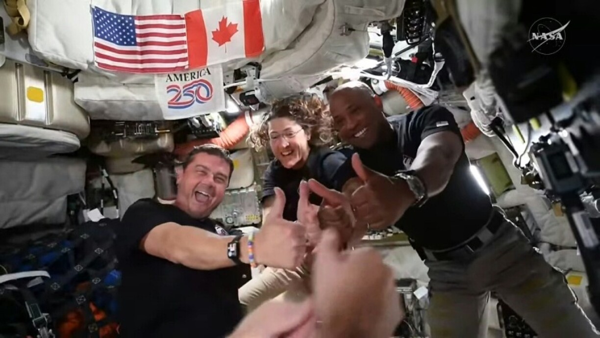 Image tirée d'une diffusion en direct de la Nasa montrant les membres d'équipage de la mission Artémis 2 Reid Wiseman, Christina Koch, Victor Glover et Jeremy Hansen lèvent le pouce à bord du vaisseau Orion, le 6 avril 2026