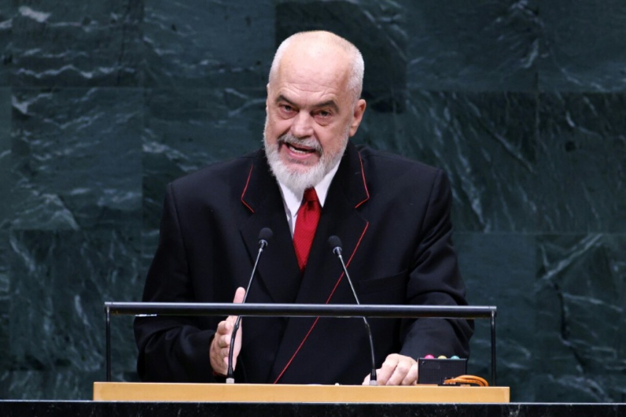 Albaniens Regierungschef Edi Rama hat das Vorgehen der EU in den Beitrittsverhandlungen mit der Ukraine scharf kritisiert. "Schauen Sie die Ukraine an. Was man ihr verspricht, ist eine Lüge", sagte Rama der "Welt am Sonntag".