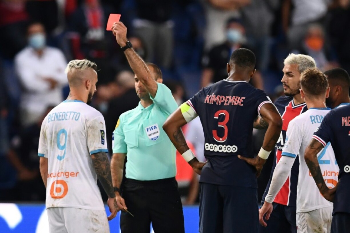 L'attaquant argentin de Marseille Dario Benedetto est exclu contre Paris lors du classique français disputé au Parc de Princes, le 13 septembre 2020