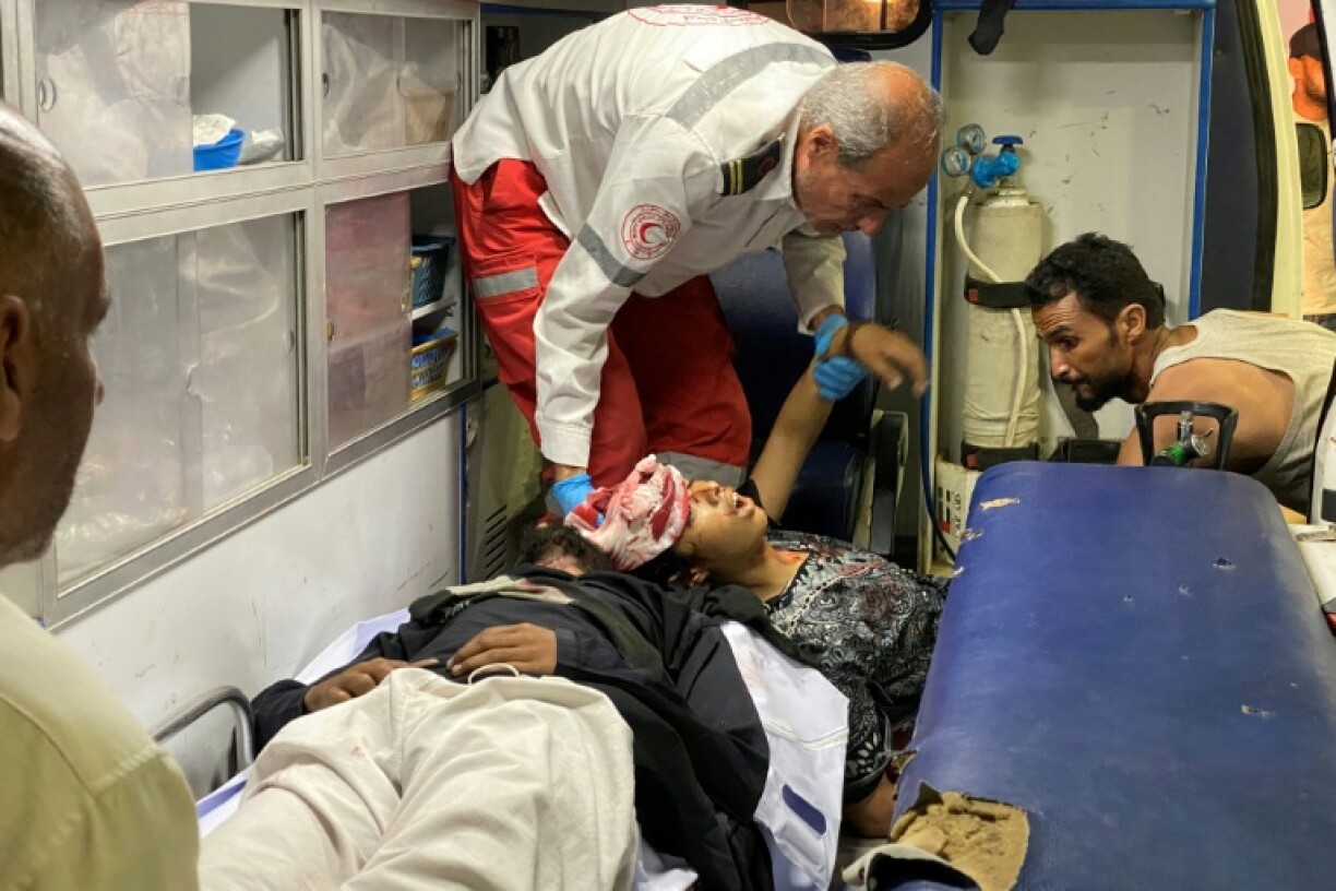 Des blessés à l'hôpital Nasser de Khan Younès, dans le sud de la bande de Gaza, après une frappe israélienne le 7 août 2025