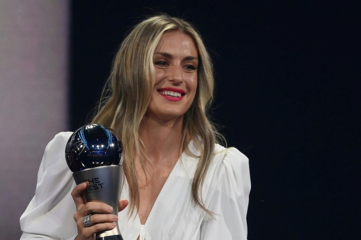 L'attaquante espagnole du FC Barcelone Alexia Putellas avec son trophée de meilleure joueuse de l'année 2022 lors des 'Fifa Best', le 27 février 2023 à Paris