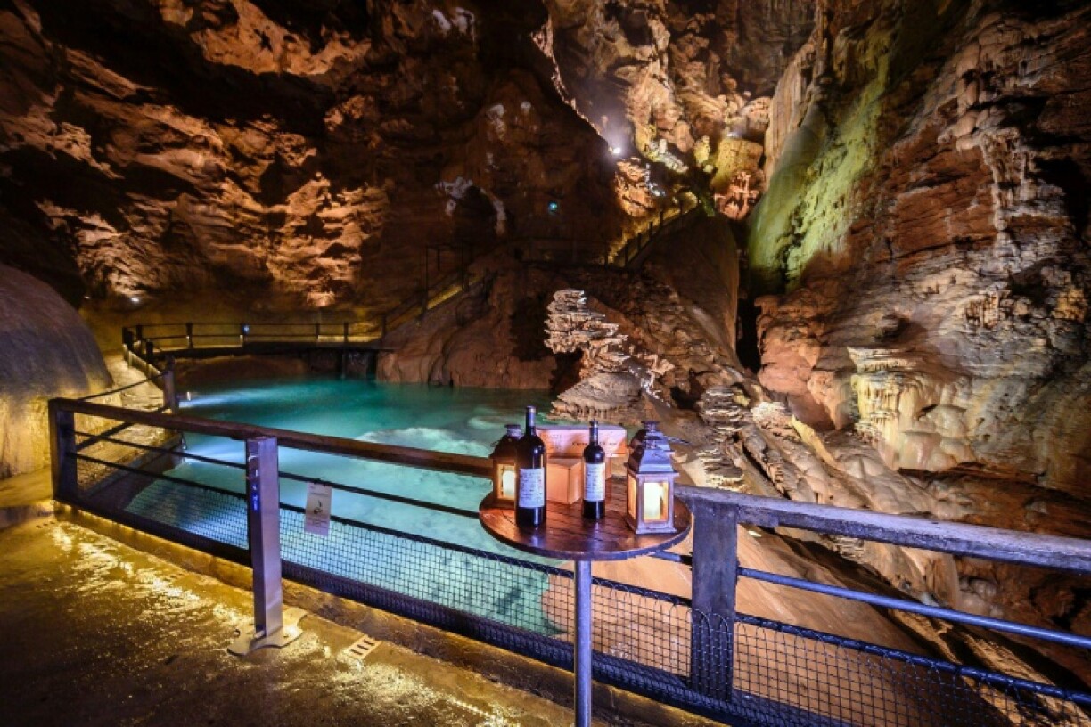 Quelque 500 bouteilles de vin restées près d'un an dans une cave, au fond du gouffre de Padirac (Lot), viennent de quitter ce lieu exceptionnel à la température et l'humidité particulièrement stables. Photo prise le 25 juin 2021