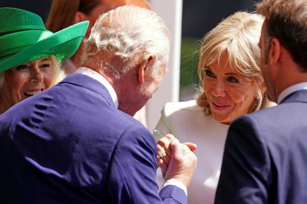 Underlining their ease in each other's company the two couples' exchanges were demonstrably friendly and natural despite a meticulous protocol