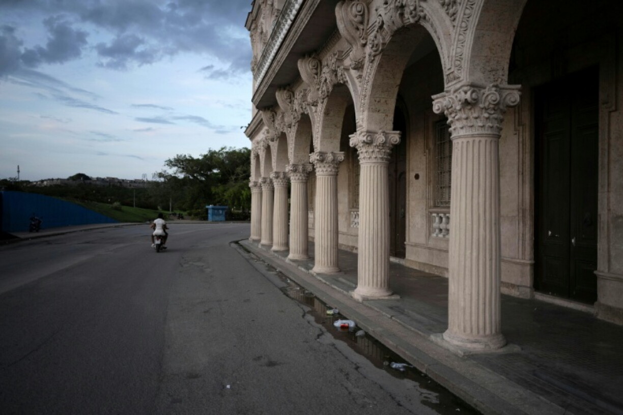 Un lieu traditionnellement fréquenté par les touristes à La Havane apparaît presque vide en raison du manque de visiteurs, à La Havane, le 9 juin 2026
