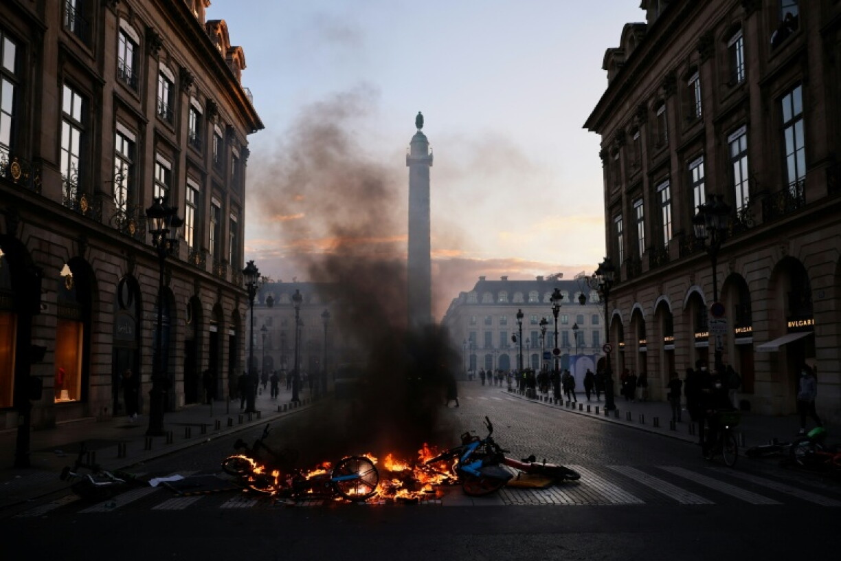 Des vélos en libre-service incendiés lors d'une manifestation contre la vie chère à Paris, le 17 octobre 2026