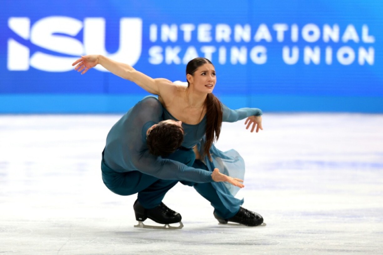 Le couple français Laurence Fournier Beaudry et Guillaume Cizeron lors de la finale du GP de patinage, le 6 décembre 2025 à Nagoya (Japon)