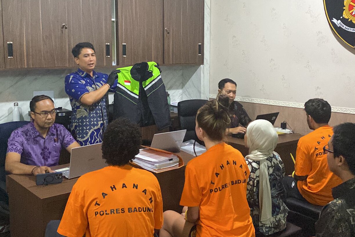 Zwou Persounen aus Frankräich an eng Persoun aus Italien goufen op Bali festgeholl, well se pornographescht Material solle produzéiert a verbreet hunn.