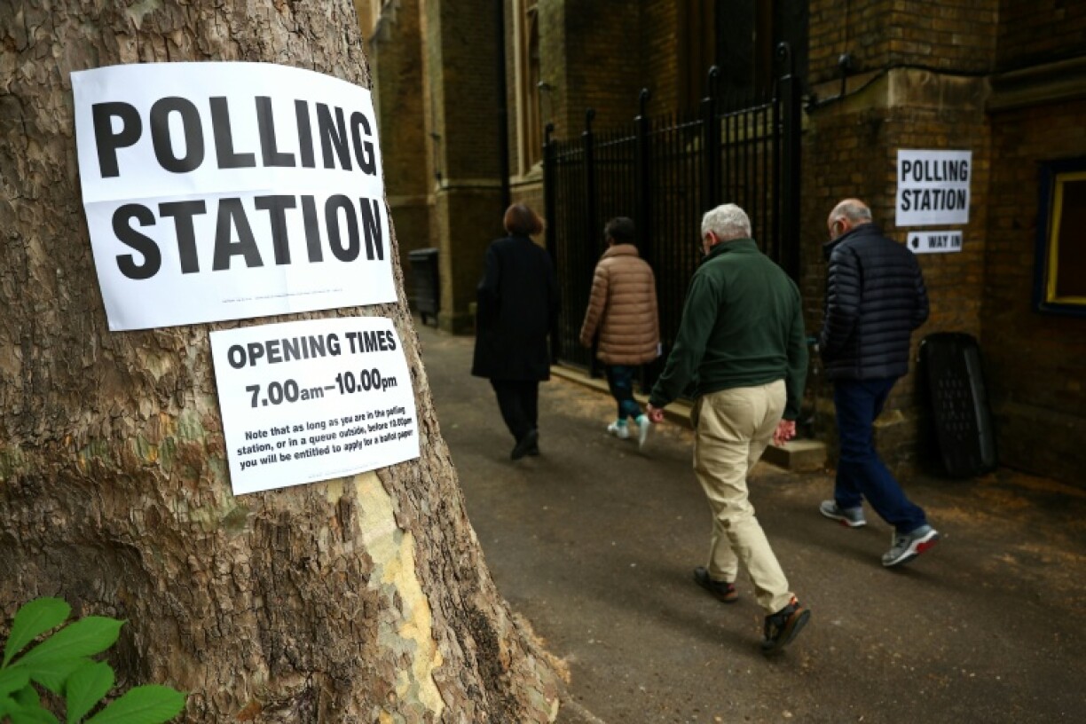 Des personnes arrivent pour voter à Londres le 7 mai 2026