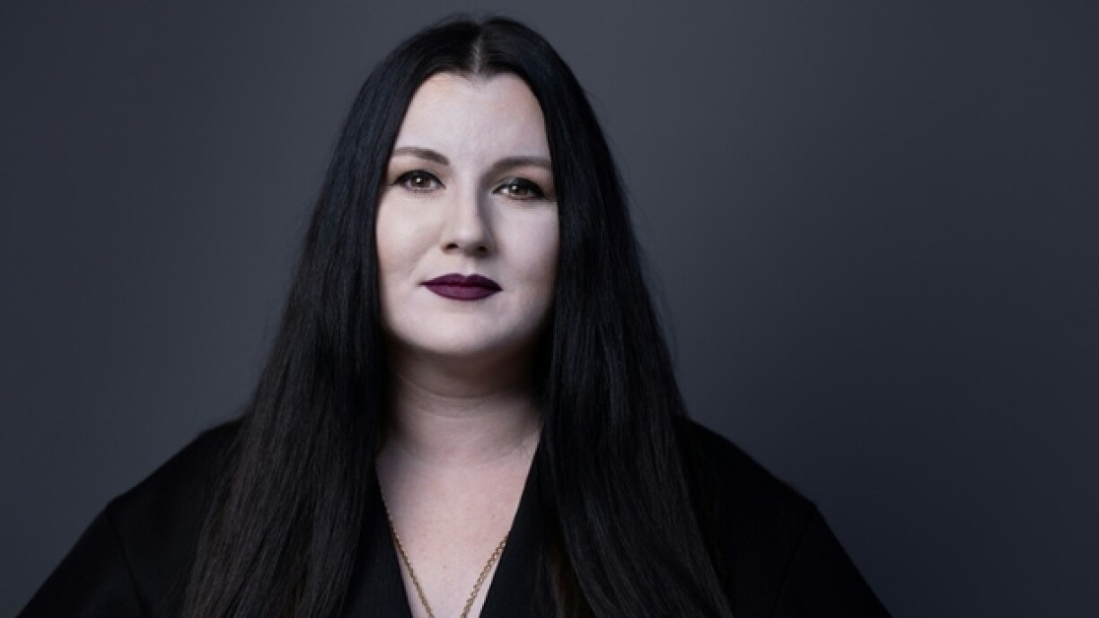 Fidji Simo pose lors d'une séance photo au Sommet pour l'action sur l'Intelligence artificielle (IA), au Grand Palais, à Paris, le 11 février 2025