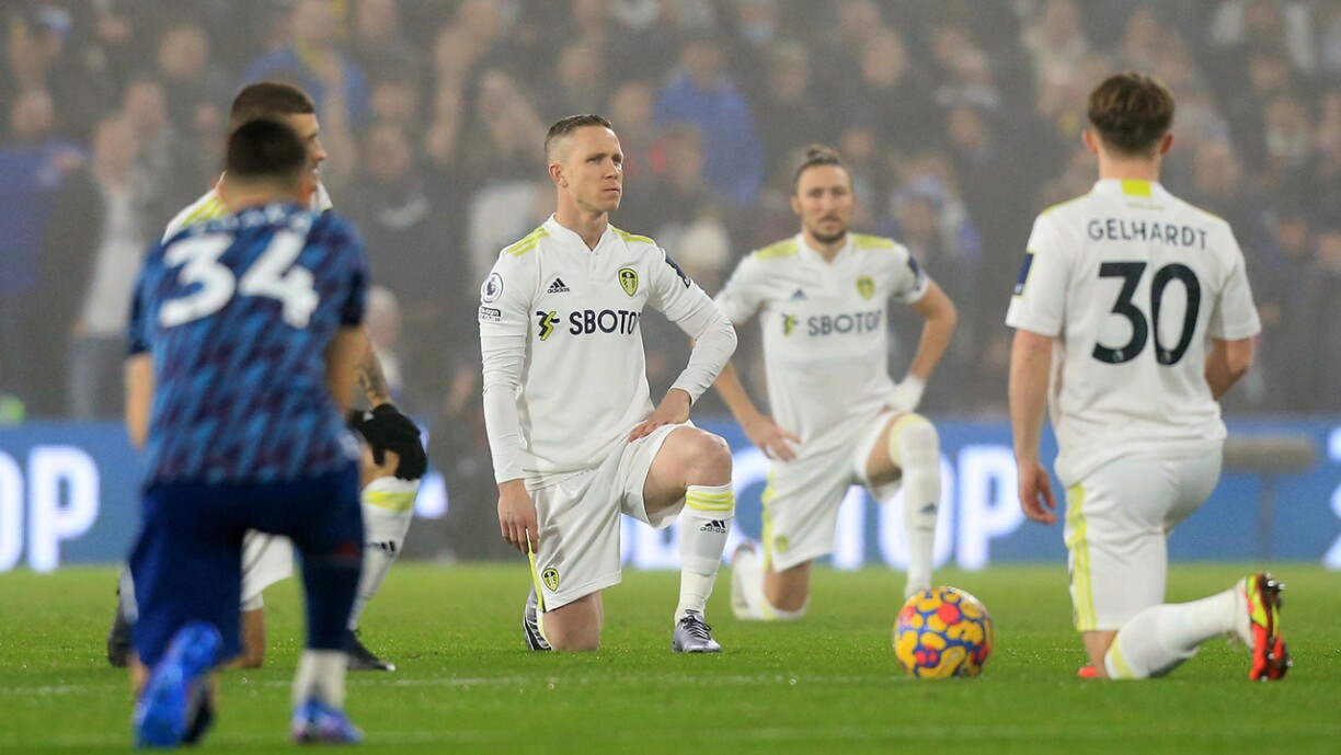 D'Spiller vu Leeds United an Arsenal London setzen zesummen en Zeeche géint Rassismus.