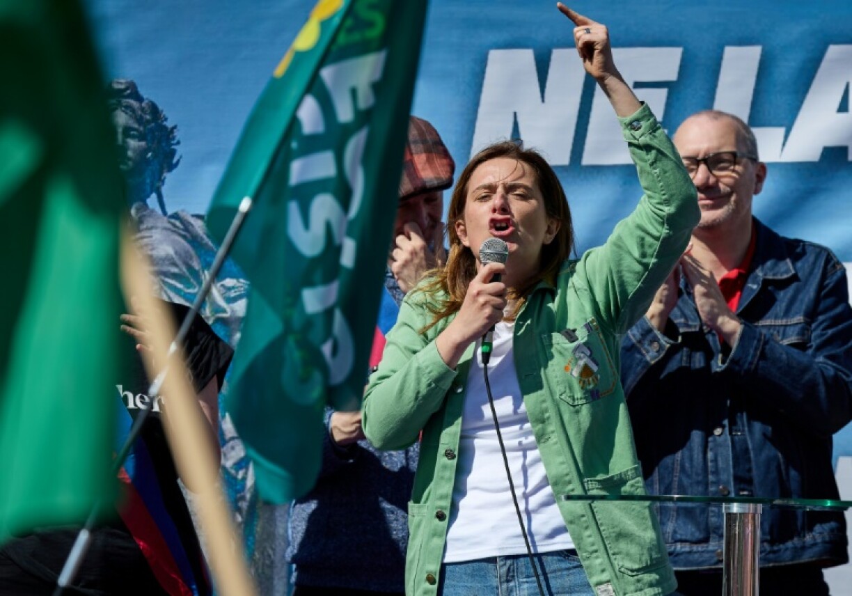 Marine Tondelier, secrétaire nationale des Écologistes, lors d'un rassemblement contre l'extrême droite, organisé par le parti de gauche La France Insoumise (LFI) et Les Ecologistes, place de la République à Paris, le 6 avril 2025