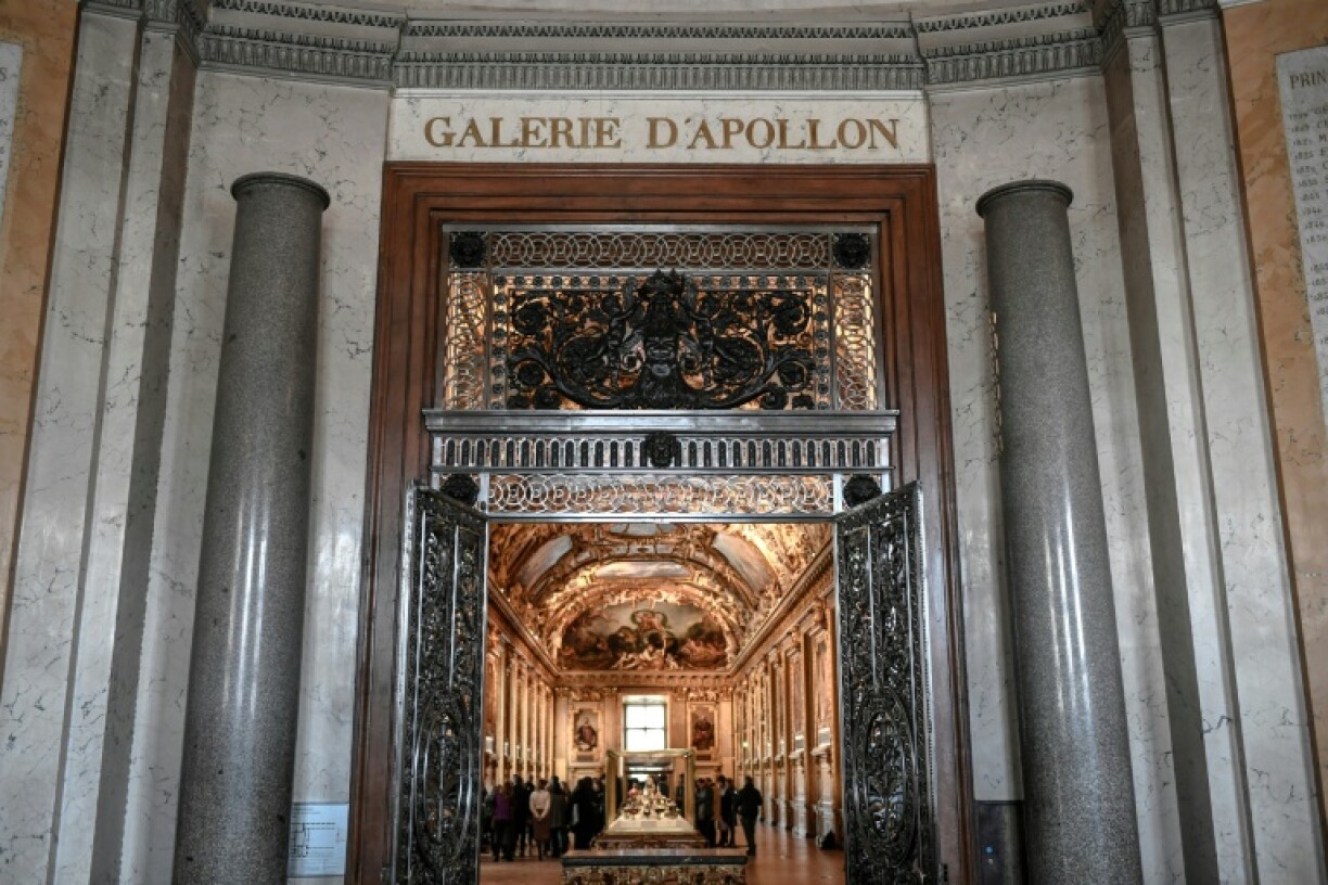 The raiders targeted the 'Galerie d'Apollon' (Apollo's Gallery)