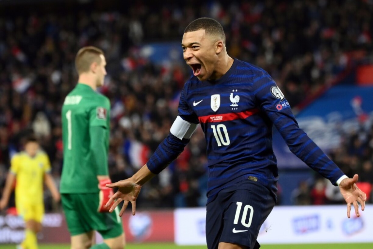 La joie de l'attaquant Kylian Mbappé, après avoir marqué son 3e but face au Kazakhstan, sur un centre de l'attaquant Kingsley Coman, lors des éliminatoires de la Coupe du monde 2022 au Qatar, le 13 novembre 2021 au Parc des Princes à Paris