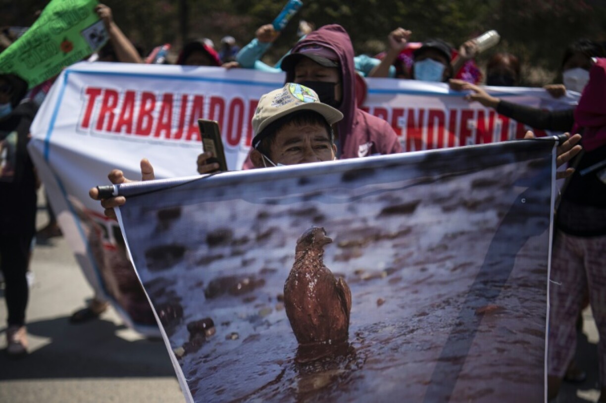 Manifestation devant la raffinerie de La Pampilla, à 30 km au nord de Lima, contre la compagnie espagnole Repsol, le 3 février 2022 au Pérou
