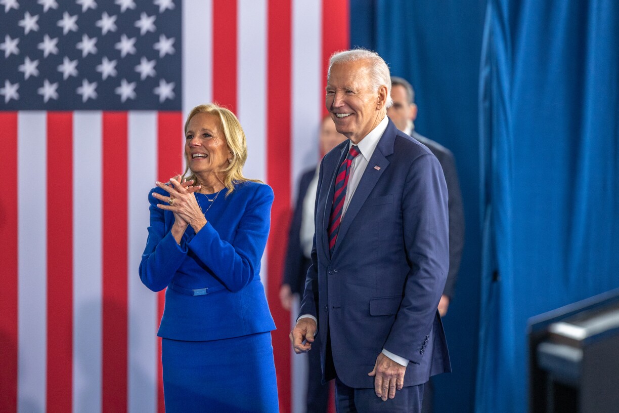 D'Jill Biden zesumme mam fréieren US-President Joe Biden bei der Aweiung vum International African-American Museum zu Charleston, South Carolina, am Januar 2025.