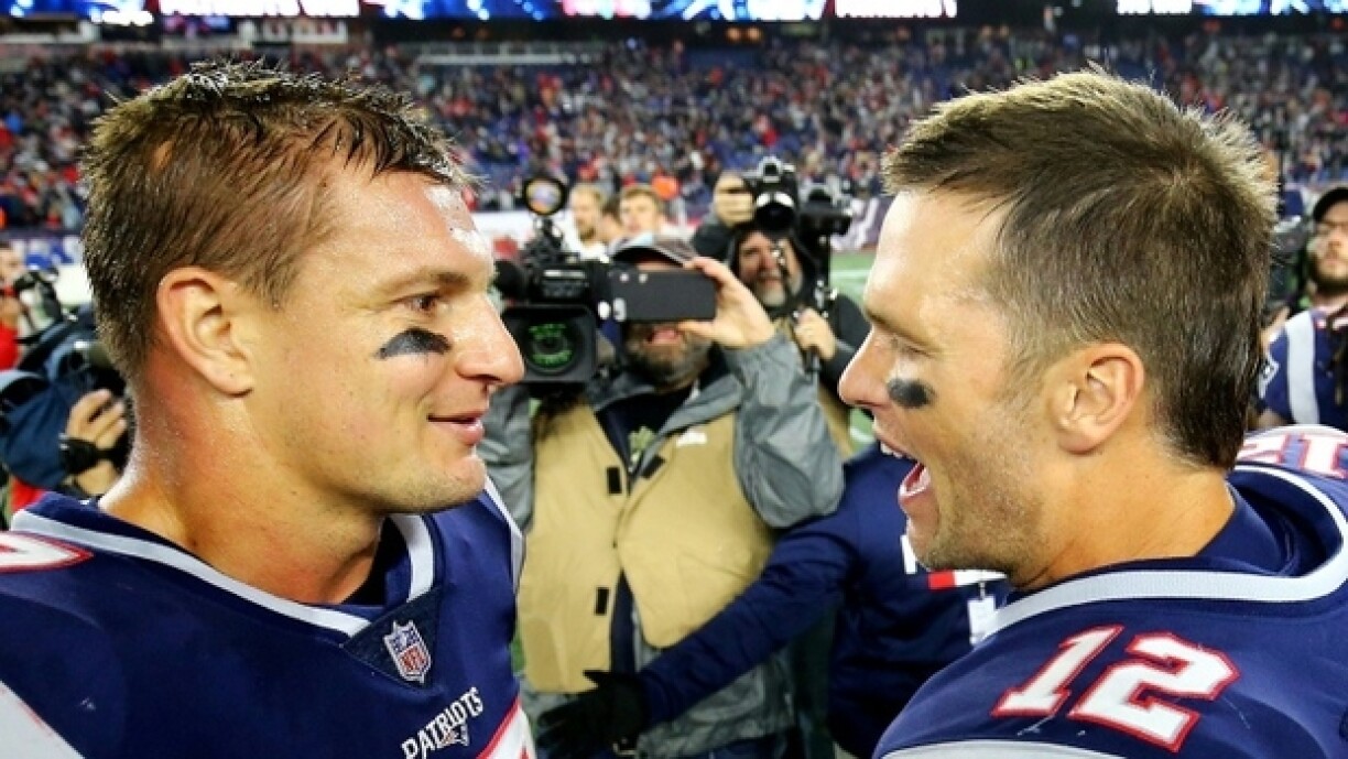 Den Tom Brady (riets) an de Rob Gronkowski (lénks) nees vereent.