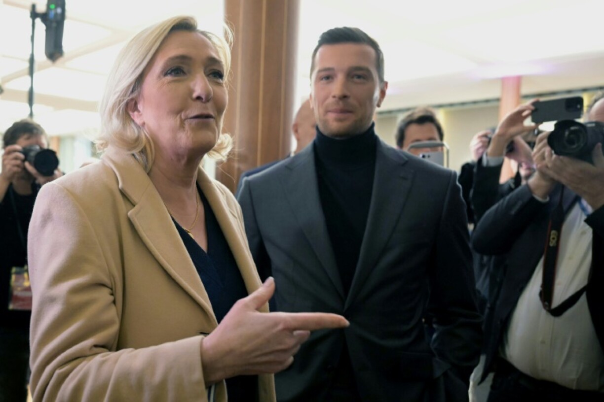 La cheffe de file des députés Rassemblement national à l'Assemblée, Marine Le Pen (g), s'adresse à la presse aux côtés du président du RN, Jordan Bardella, le 27 janvier 2025 à Paris