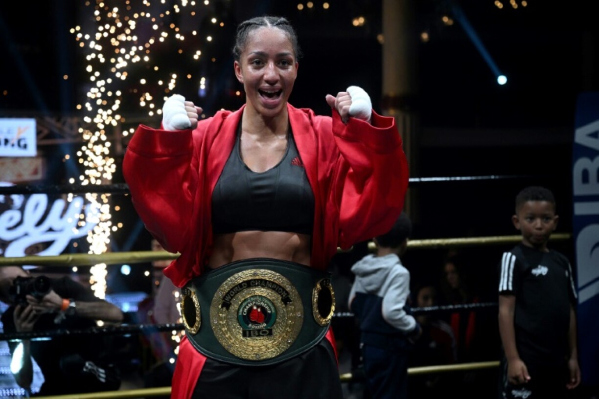 La Française Estelle Mossely championne IBO des poids légers, a conservé sa ceinture en battant la Malawite Anisha Basheel aux points, le 17 février 2023 à Paris