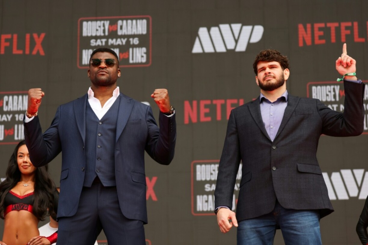 Le Camerounais Francis Ngannou (g.) et le Brésilien Philipe Lins (d.) posent lors de la conférence de presse d'avant-combat organisée par MVP et Netflix pour l'événement 5X5 Professional MMA, à Inglewood (Californie), le 10 mars 2026