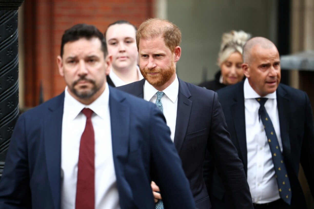 Le prince Harry, duc de Sussex, quitte la Haute Cour de Londres, le 8 avril 2025, après une audience concernant la décision du gouvernement britannique de réduire le niveau de sa sécurité personnelle lors de ses séjours au Royaume-Uni