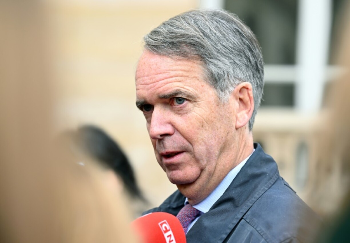 Hubert Mongon, président de la commission des relations du travail et de la politique de l'emploi du Medef, répond aux questions des journalistes à la sortie d'une réunion dirigée par le ministre français du travail pour dévoiler aux syndicats français les décisions du gouvernement français sur sa nouvelle réforme de l'assurance chômage, au ministère du travail à Paris, le 21 novembre 2022