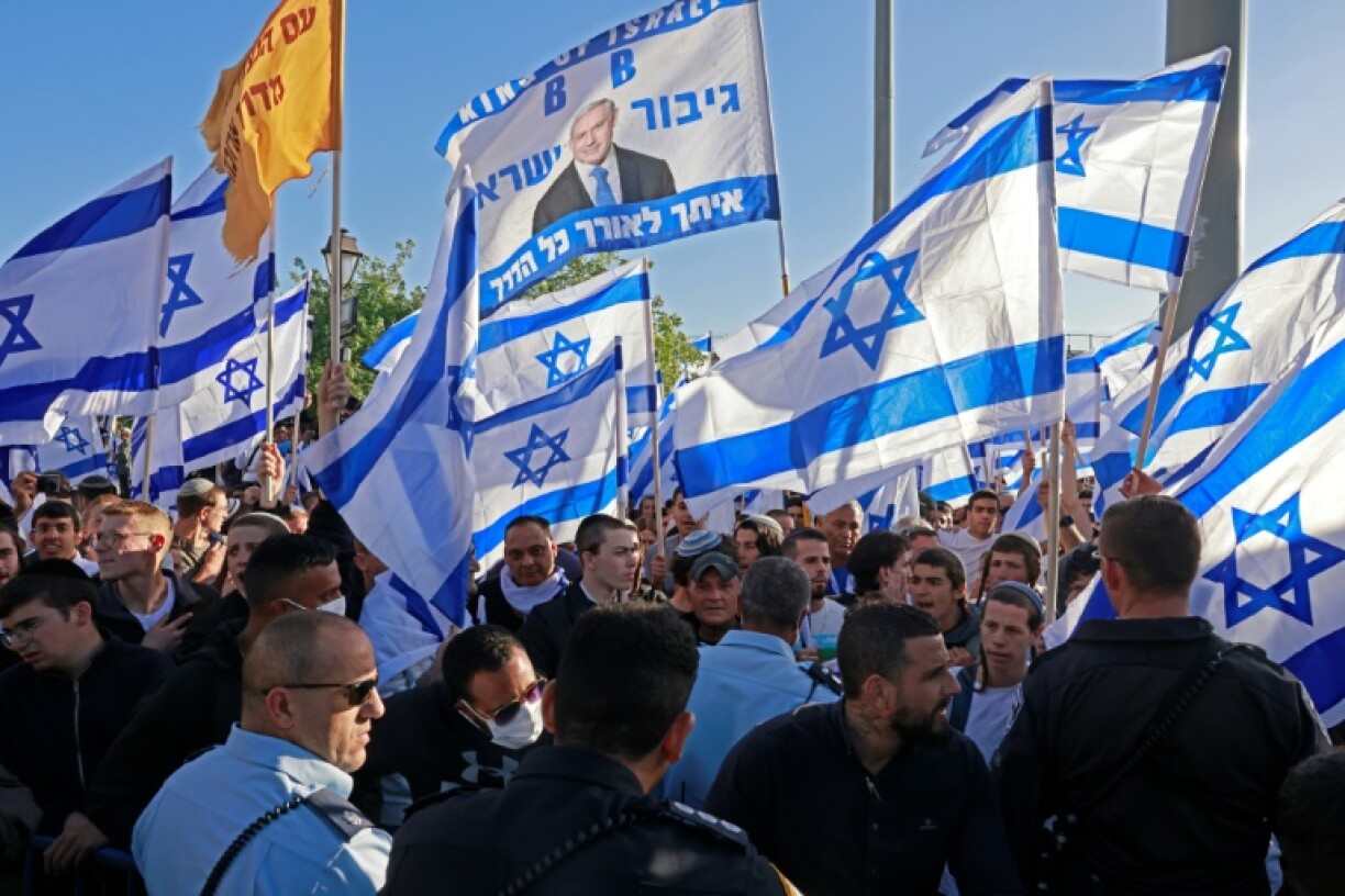 Des nationalistes juifs arborant des drapeaux israéliens rassemblés sur la place Tsahal, en face de la Vieille ville le 20 avril 2022