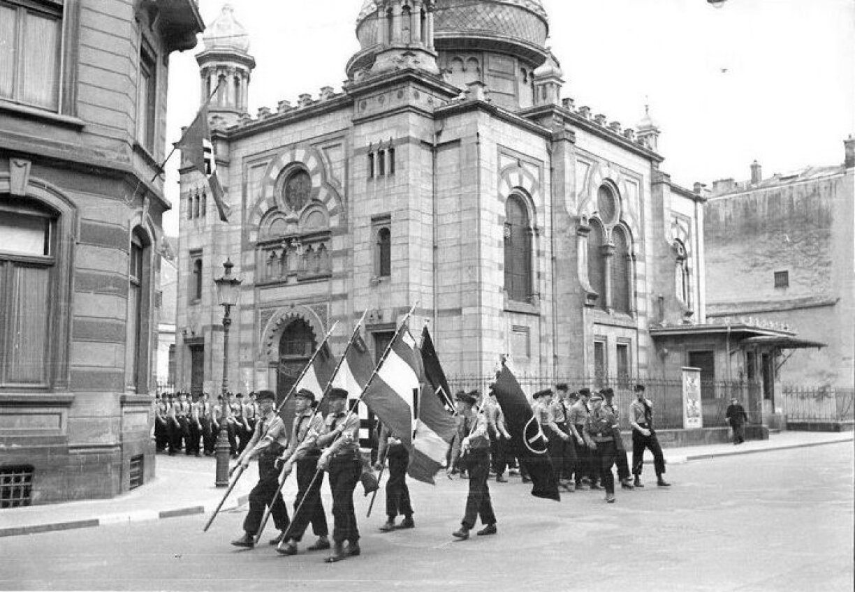 A 1941 Nazi parade in front of the Luxembourg City synagogue, which used to be at the corner of Rue Aldringen and Rue Notre-Dame. The synagogue was destroyed between August and October 1941.