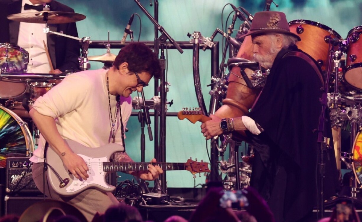 Former Grateful Dead member Bob Weir and John Mayer (L) perform during the 2025 MusiCares Person of the Year benefit gala